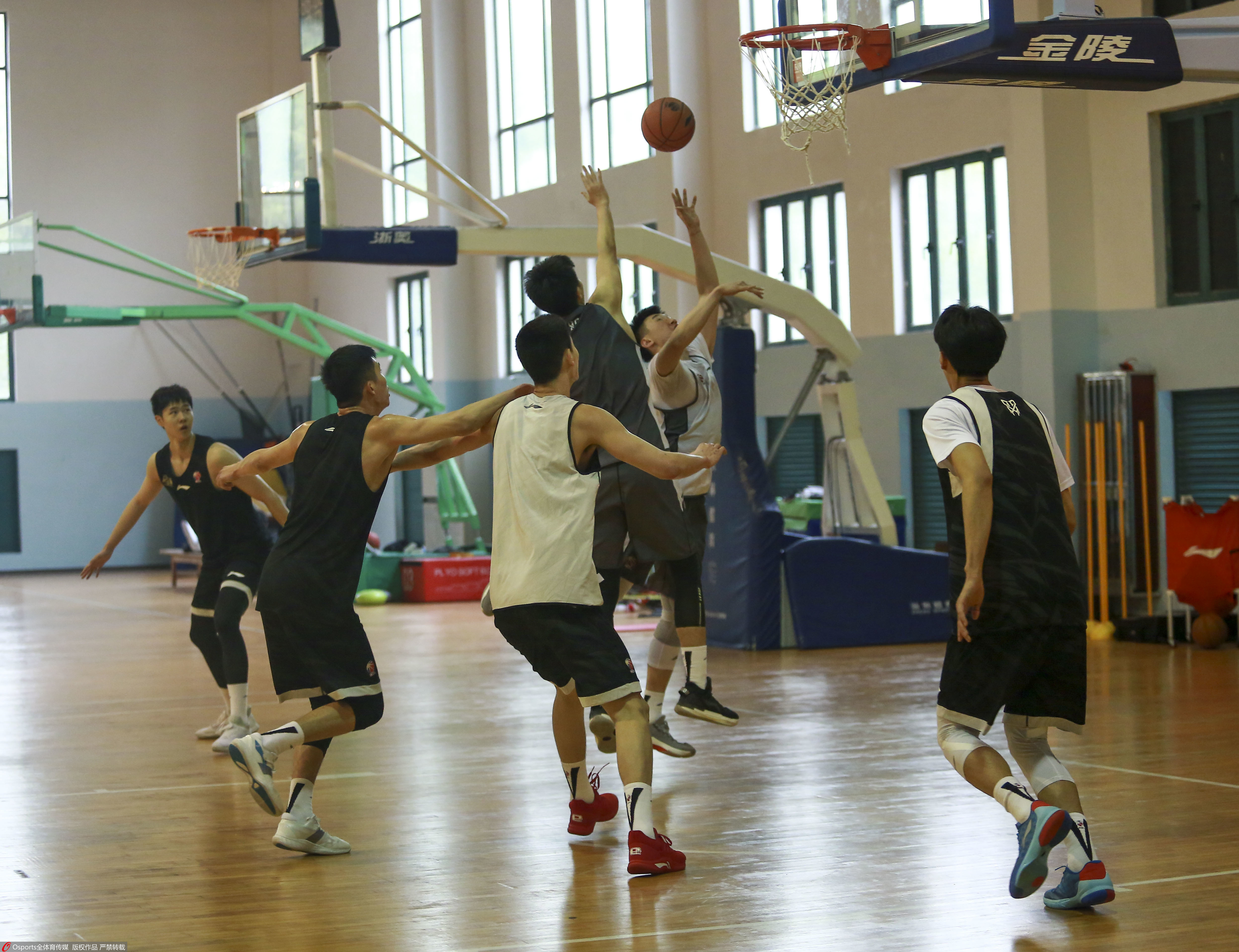 关于冲刺阶段武汉三镇备战CBA常规赛；状态回暖细节曝光；更衣室稳定；更衣室氛围转暖的信息